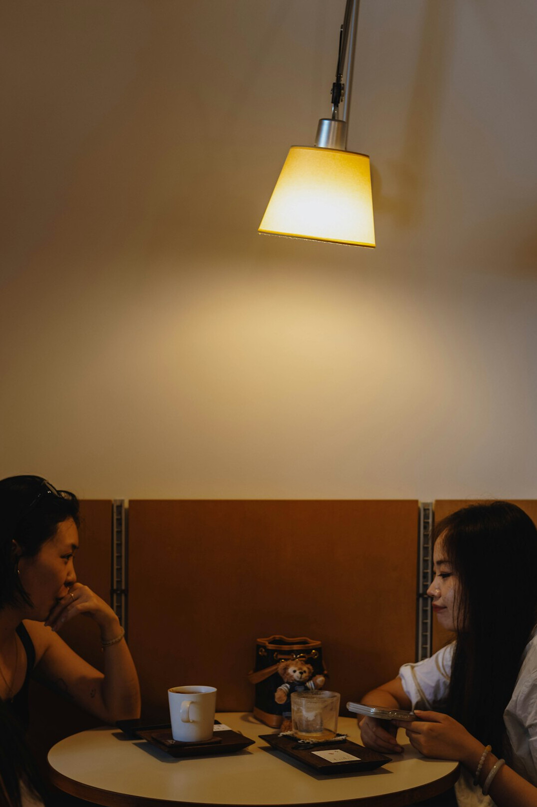 friends talking in cafe